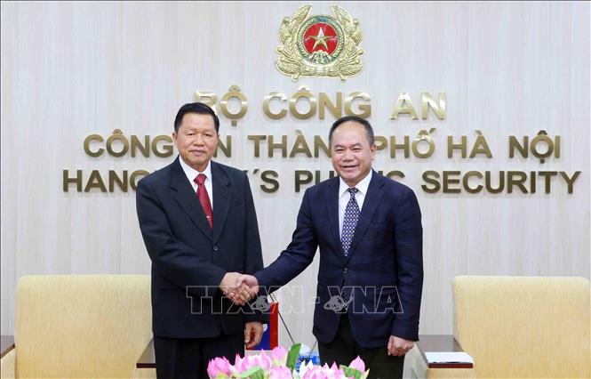 Trung tướng Nguyễn Thanh Tùng, Giám đốc Công an thành phố Hà Nội với Thượng tướng Vanthong Kongmany, Bộ trưởng Bộ Công an Lào. Ảnh: Phạm Kiên - TTXVN