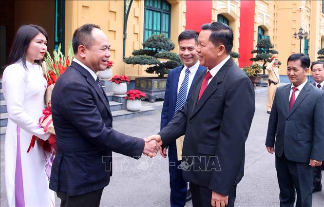 Trung tướng Nguyễn Thanh Tùng, Giám đốc Công an thành phố Hà Nội đón Thượng tướng Vanthong Kongmany, Bộ trưởng Bộ Công an Lào. Ảnh: Phạm Kiên - TTXVN