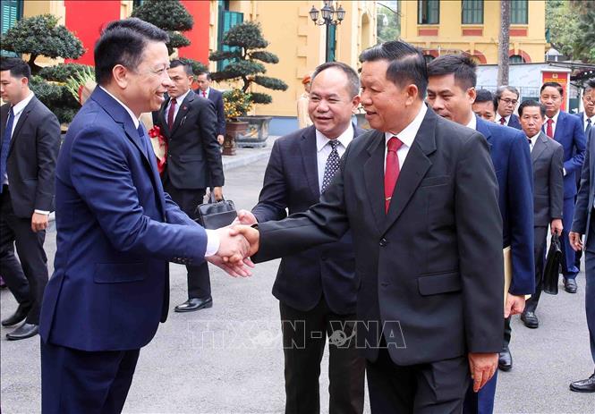 Thượng tướng Vanthong Kongmany, Bộ trưởng Bộ Công an Lào với Ban Giám đốc Công an thành phố Hà Nội. Ảnh: Phạm Kiên - TTXVN