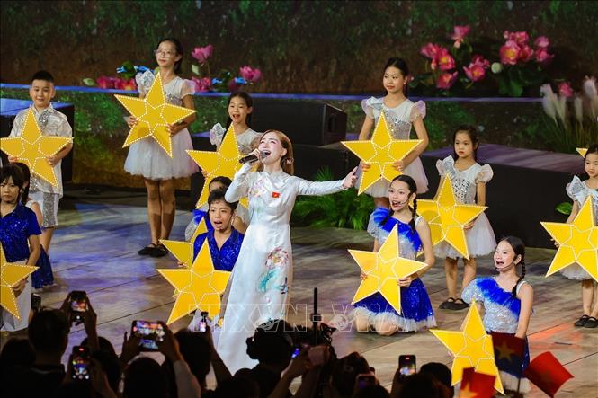 Hòa Minzy khiến khán giả bùng nổ cảm xúc với ca khúc 