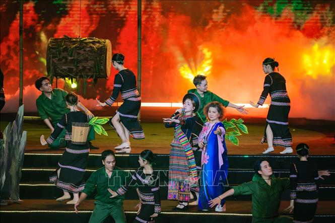 NSND Thanh Hoa và Hòa Minzy thể hiện ca khúc 