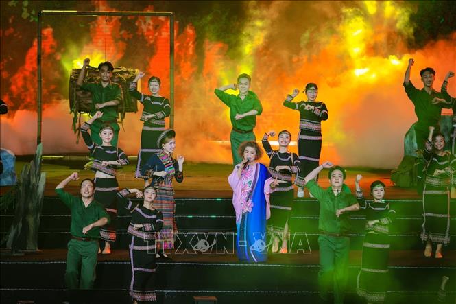 NSND Thanh Hoa và Hòa Minzy thể hiện 