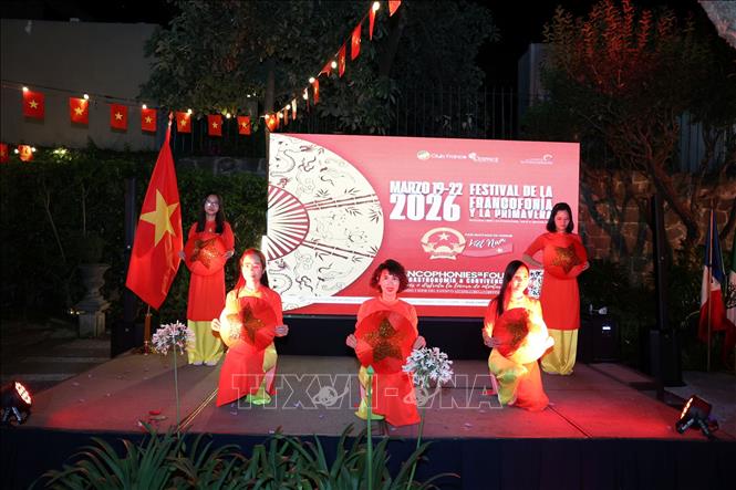 Tiết mục múa nón truyền thống trong khuôn viên Góc Việt Nam tại sự kiện. Ảnh: Phi Hùng - PV TTXVN tại Mexico