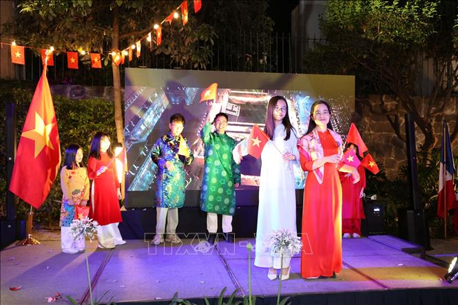 Tiết mục biểu diễn áo dài truyền thống trong khuôn viên Góc Việt Nam tại sự kiện. Ảnh: Phi Hùng - PV TTXVN tại Mexico