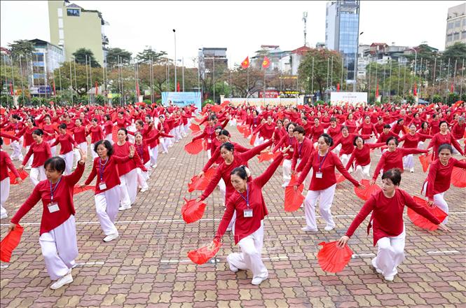 Bài múa quạt dưỡng sinh trên nền nhạc “Việt Nam trên đường chúng ta đi” được tổ chức trên quy mô lớn. Ảnh: Thanh Tùng - TTXVN