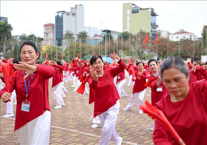 Việc duy trì những hoạt động dưỡng sinh không chỉ giúp cải thiện sức khỏe, tăng dẻo dai, giữ tinh thần minh mẫn mà còn giúp người cao tuổi sống vui và tự tin hơn mỗi ngày. Ảnh: Thanh Tùng - TTXVN 