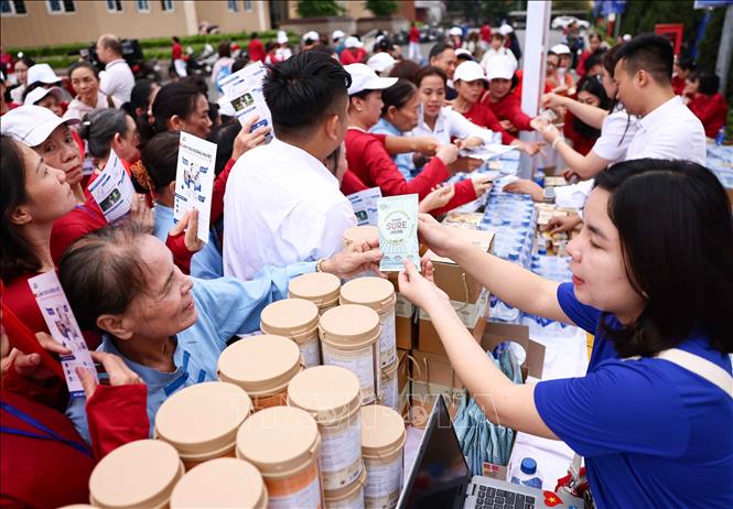Giới thiệu bộ ba sản phẩm từ Vinamilk Sure, những giải pháp dinh dưỡng được thiết kế theo từng nhu cầu sức khỏe đặc trưng của lứa tuổi trung và cao tuổi. Ảnh: Thanh Tùng - TTXVN