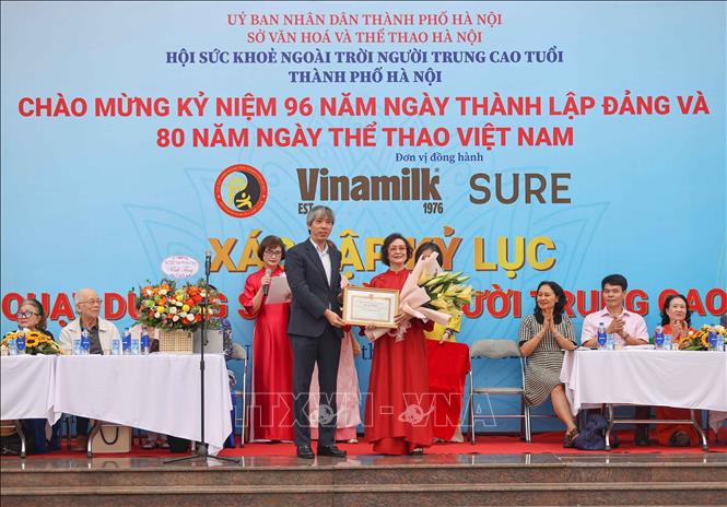 Trao Bằng khen của Chủ tịch UBND Thành phố Hà Nội cho Hội Bet88447 tỷ lệ kèo World Cup 2026 ngoài trời người trung cao tuổi Hà Nội. Ảnh: Thanh Tùng - TTXVN