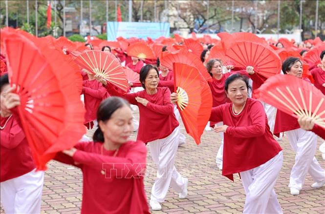 Những động tác mềm mại, dứt khoát, cùng tinh thần đầy hứng khởi của các hội viên đã tạo nên bầu không khí tươi vui và tràn đầy Bet88 free 100 tỷ lệ trả thưởng cực hấp dẫn, truyền cảm hứng mạnh mẽ về lối sống năng động. Ảnh: Thanh Tùng - TTXVN 