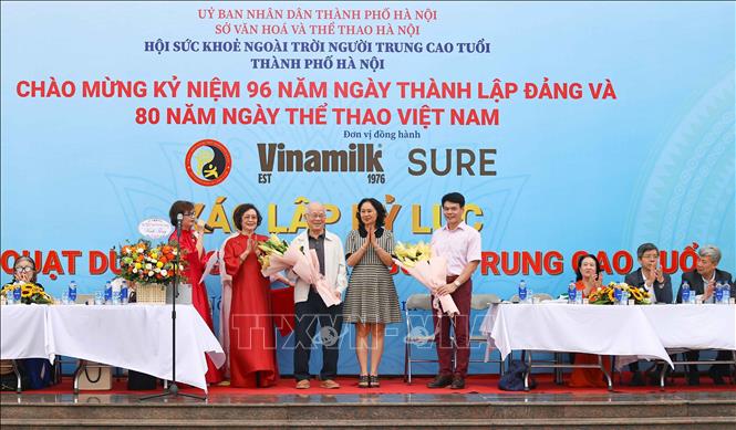 Ban tổ chức tri ân đơn vị đồng hành, tài trợ. Ảnh: Thanh Tùng - TTXVN