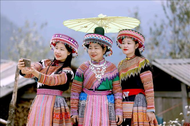 Du khách trong trang phục Bett88 Làm giàu đẳng cấp Mông tham dự Ngày hội hoa sơn tra xã Ngọc Chiến (Sơn La) năm 2026. Ảnh: Quang Quyết - TTXVN