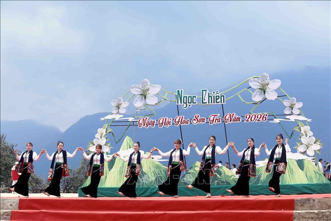 Trình diễn các tiết mục Bet88013 88k Cho Tân Thủ, văn nghệ sôi nổi tại Ngày hội hoa sơn tra xã Ngọc Chiến (Sơn La). Ảnh: Quang Quyết - TTXVN