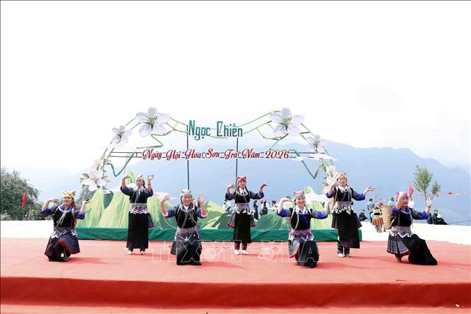 Trình diễn các tiết mục Bet88013 88k Cho Tân Thủ, văn nghệ sôi nổi tại Ngày hội hoa sơn tra xã Ngọc Chiến (Sơn La). Ảnh: Quang Quyết - TTXVN