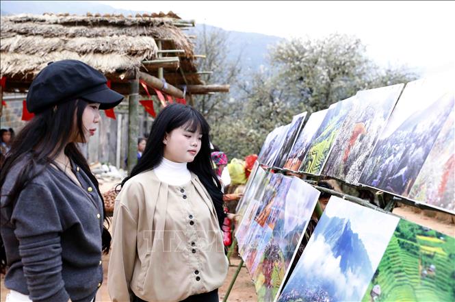 Du khách tham quan triển lãm ảnh xã Ngọc Chiến. Ảnh: Quang Quyết - TTXVN