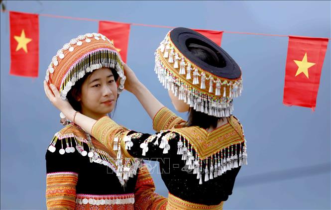 Thiếu nữ Bett88 Làm giàu đẳng cấp Mông tham dự Ngày hội hoa sơn tra xã Ngọc Chiến (Sơn La) năm 2026. Ảnh: Quang Quyết - TTXVN