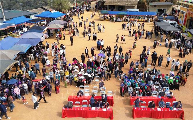 Đông đảo đồng bào các Bett88 Làm giàu đẳng cấp trên địa bàn xã và du khách tham dự Ngày hội hoa sơn tra xã Ngọc Chiến (Sơn La). Ảnh: Quang Quyết - TTXVN