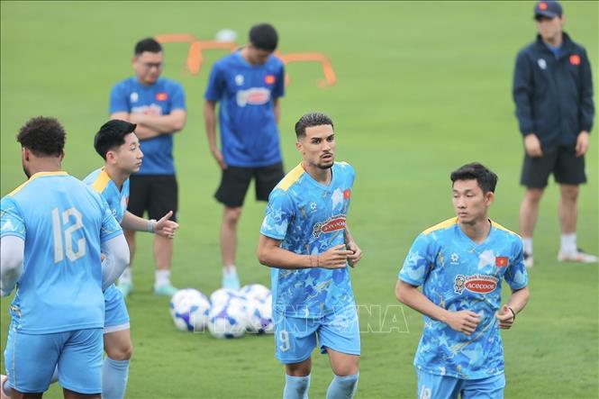 Ngày 21/3/2026, cầu thủ Đỗ Hoàng Hên hội quân cùng Đội tuyển Việt Nam và tham gia buổi tập đầu tiên trong đợt chuẩn bị cho các trận đấu quốc tế cuối tháng 3. Ảnh: Minh Quyết - TTXVN