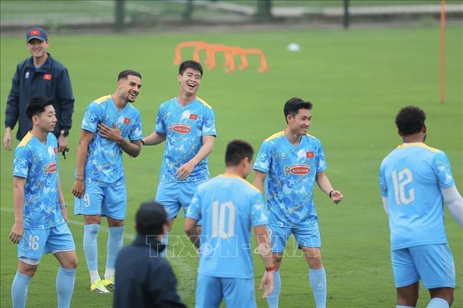 Các cầu thủ tham gia buổi tập với tinh thần thoải mái. Ảnh: Minh Quyết - TTXVN