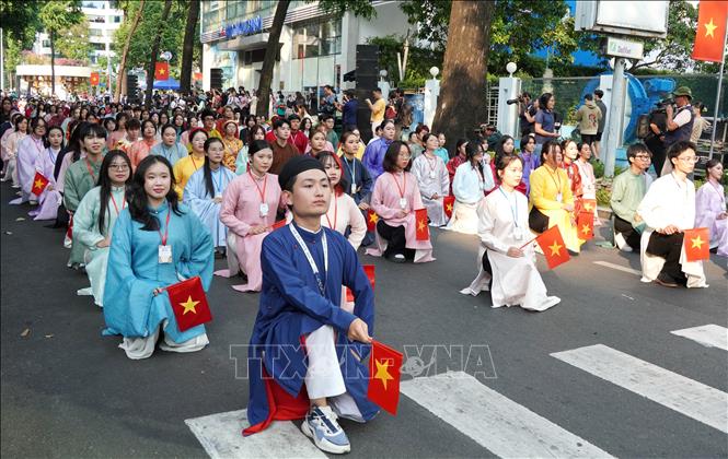 Gần 1.000 đoàn viên, thanh niên cùng các đơn vị đồng hành tham gia đồng diễn Ngày hội Việt phục “Tóc xanh vạt áo” năm 2026. Ảnh: Trung Tuyến - TTXVN