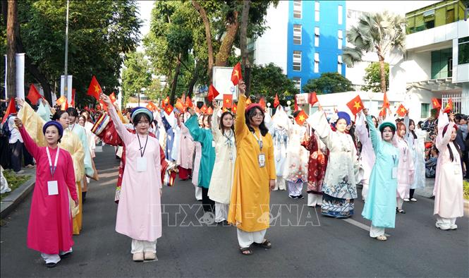 Gần 1.000 đoàn viên, thanh niên cùng các đơn vị đồng hành tham gia đồng diễn Ngày hội Việt phục “Tóc xanh vạt áo” năm 2026. Ảnh: Trung Tuyến - TTXVN