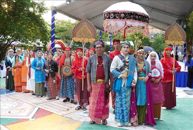 Các mẫu Việt phục của Chiêm Thành Vương Các được trình diễn tại Ngày hội “Tóc xanh vạt áo” năm 2026. Ảnh: Trung Tuyến - TTXVN