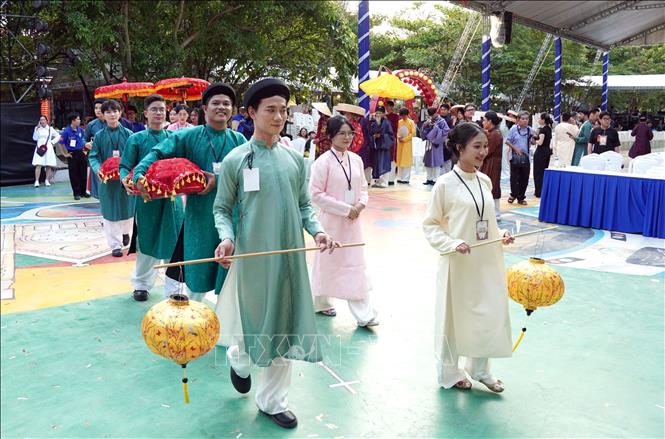 Các mẫu Việt phục của Chiêm Nhân Nguyễn được trình diễn tại Ngày hội “Tóc xanh vạt áo” năm 2026. Ảnh: Trung Tuyến - TTXVN