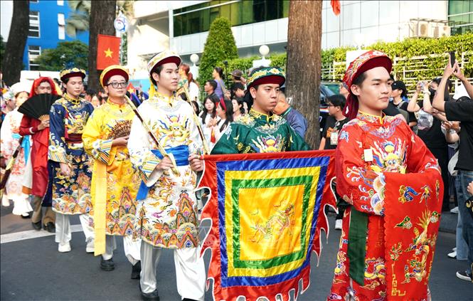 Các mẫu Việt phục tại Ngày hội “Tóc xanh vạt áo” năm 2026 luôn gần gũi và có sức lan tỏa trong đời sống hiện tại. Ảnh: Trung Tuyến - TTXVN