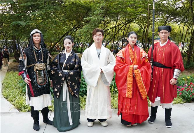 Các mẫu Việt phục của Hòa An Đường được trình diễn tại Ngày hội “Tóc xanh vạt áo” năm 2026. Ảnh: Trung Tuyến - TTXVN