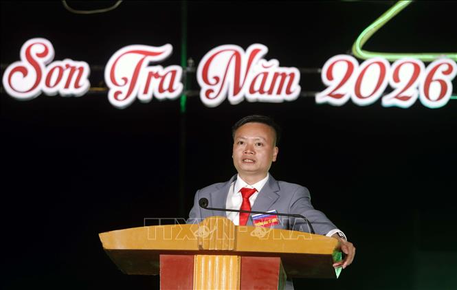 Chủ tịch UBND xã Ngọc Chiến Nguyễn Sơn Lâm phát biểu khai mạc Ngày hội hoa sơn tra lần thứ IV năm 2026. Ảnh: Quang Quyết - TTXVN