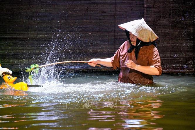 Những câu chuyện quen thuộc của đồng quê, lễ hội và đời sống dân gian được tái hiện đầy hấp dẫn trên sân khấu, mang lại trải nghiệm nghệ thuật gần gũi và giàu cảm xúc cho khán giả. Ảnh: Khánh Hoà - TTXVN