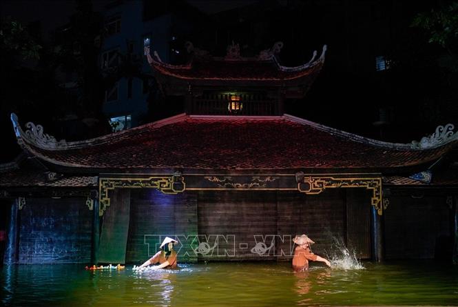 Những câu chuyện quen thuộc của đồng quê, lễ hội và đời sống dân gian được tái hiện đầy hấp dẫn trên sân khấu, mang lại trải nghiệm nghệ thuật gần gũi và giàu cảm xúc cho khán giả. Ảnh: Khánh Hoà - TTXVN