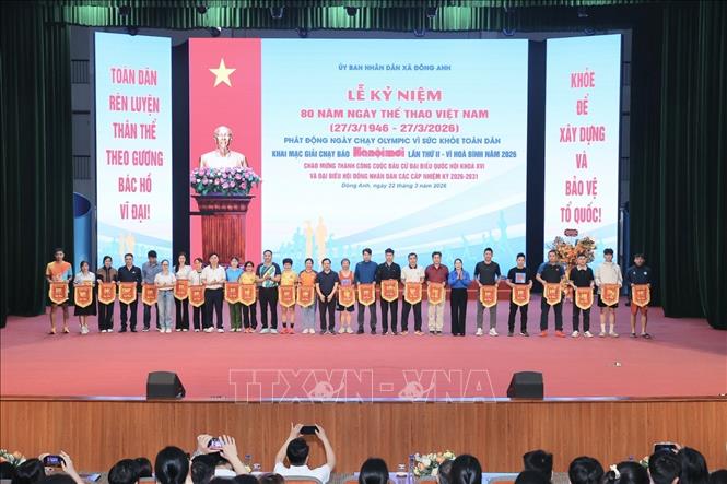 Ban tổ chức tặng cờ cho các đơn vị tham gia. Ảnh: Minh Quyết - TTXVN