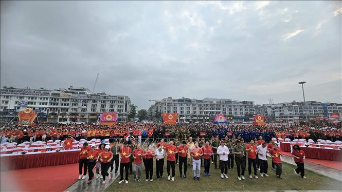 Gần 6.000 người khởi động trước giờ xuất phát. Ảnh: Thanh Vân-TTXVN 