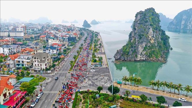 Cung đường chạy tại điểm trung tâm tỉnh Quảng Ninh. Ảnh: Thanh Vân-TTXVN 