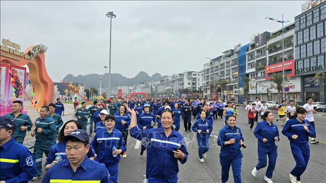Khối công nhân ngành Than hào hứng tham gia chạy. Ảnh: Thanh Vân-TTXVN 