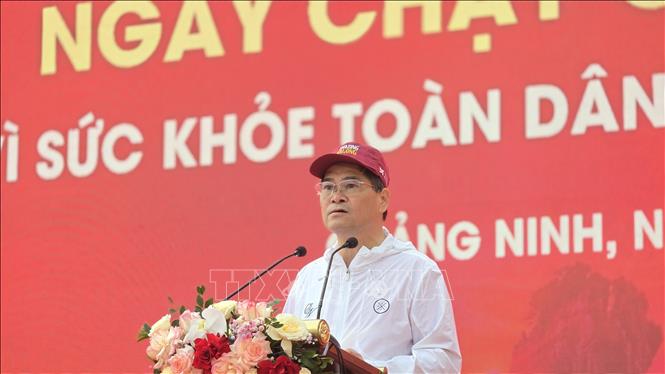 Đồng chí Bùi Văn Khắng, Chủ tịch UBND tỉnh Quảng Ninh phát biểu khai mạc. Ảnh: Thanh Vân-TTXVN 