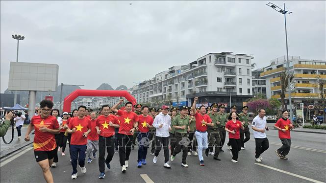 Lãnh đạo tỉnh cùng các đại biểu và đông đảo 2026 Bet88.com link không chặn tham gia chạy hưởng ứng ngay sau lễ phát động. Ảnh: Thanh Vân-TTXVN 