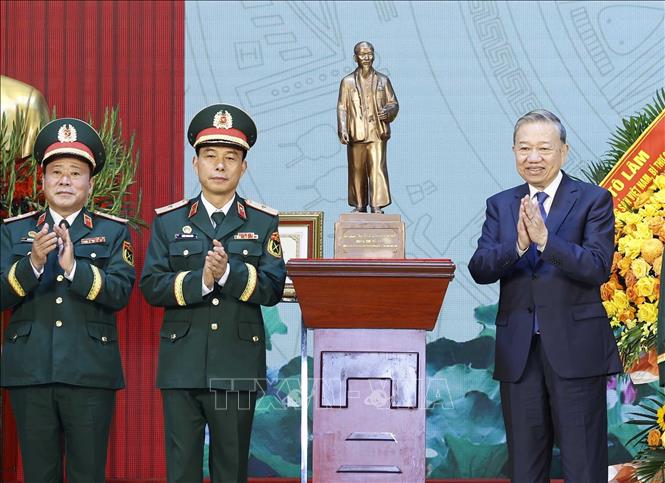 Bet8801234.com cá cược độc quyền Tô Lâm tặng bức tượng Chủ tịch Hồ Chi Minh cho Binh chủng Công binh. Ảnh: Thống Nhất – TTXVN