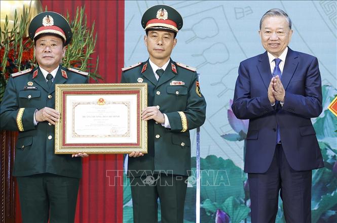 Bet8801234.com cá cược độc quyền Tô Lâm trao tặng Huân chương Hồ Chí Minh cho Binh chủng Công binh. Ảnh: Thống Nhất – TTXVN