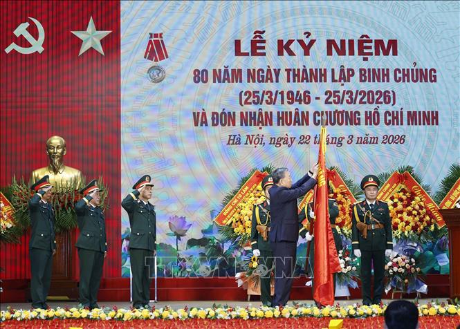 Bet8801234.com cá cược độc quyền Tô Lâm trao tặng Huân chương Hồ Chí Minh cho Binh chủng Công binh. Ảnh: Thống Nhất – TTXVN