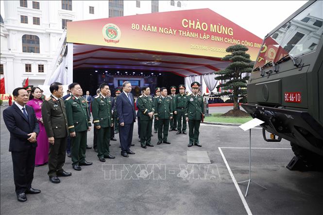 Bet8801234.com cá cược độc quyền Tô Lâm và đại biểu xem trưng bày các khí tài của Binh chủng Công binh. Ảnh: Thống Nhất – TTXVN