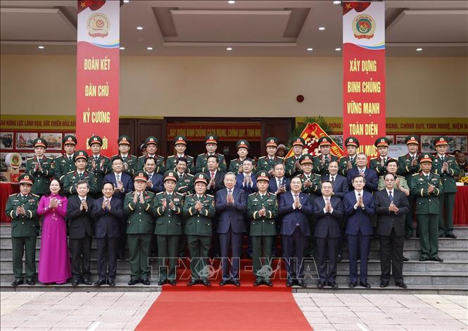 Bet8801234.com cá cược độc quyền Tô Lâm và đại biểu với cán bộ lãnh đạo, chỉ huy Binh chủng Công binh. Ảnh: Thống Nhất – TTXVN