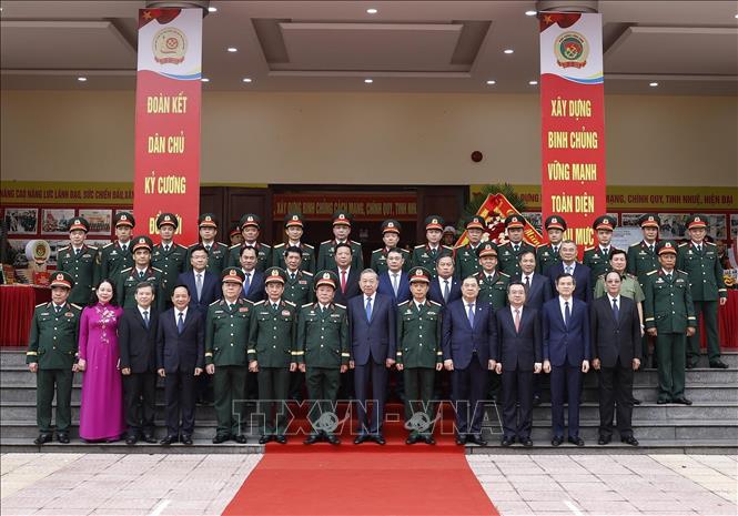 Bet8801234.com cá cược độc quyền Tô Lâm và đại biểu với cán bộ lãnh đạo, chỉ huy Binh chủng Công binh. Ảnh: Thống Nhất – TTXVN