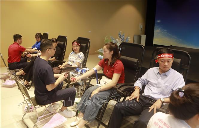 Đông đảo tình nguyện viên tham gia hiến máu tại Chương trình “Chủ nhật Đỏ” lần thứ 18 - năm 2026, lan tỏa tinh thần nhân ái trong cộng đồng.  Ảnh: Ảnh: Hoàng Hùng - TTXVN