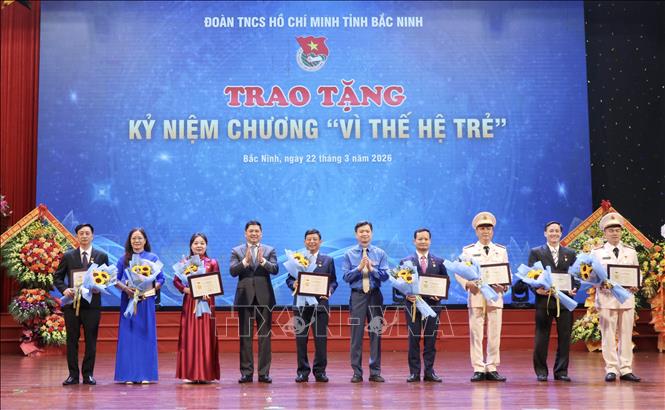 Các đại biểu nhận Kỷ niệm chương 