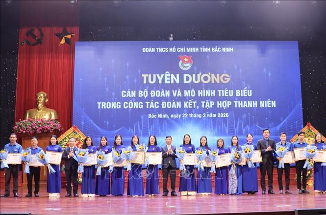 Ban tổ chức tuyên dương cán bộ Đoàn và mô hình tiêu biểu trong đoàn kết, tập hợp thanh niên. Ảnh: Thanh Thương - TTXVN