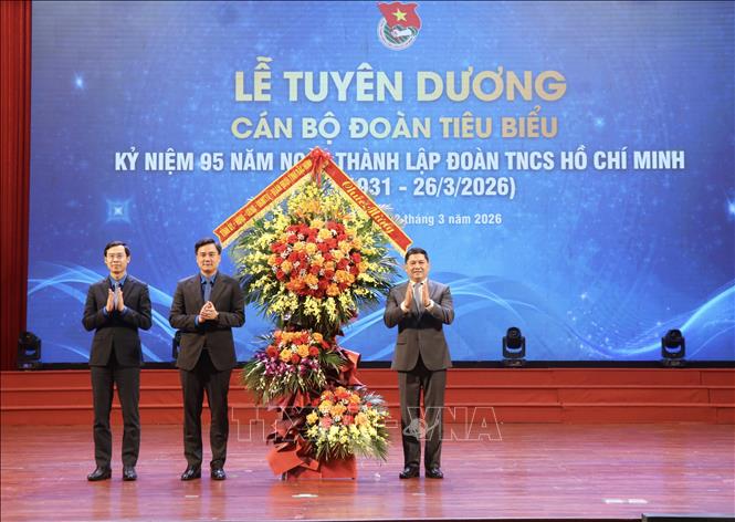 Bí thư Tỉnh ủy Bắc Ninh Nguyễn Hồng Thái tặng hoa chúc mừng. Ảnh: Thanh Thương - TTXVN