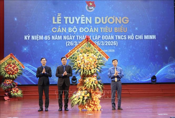 Chủ tịch Hội Sinh viên Việt Nam Nguyễn Minh Triết tặng hoa chúc mừng. Ảnh: Thanh Thương - TTXVN