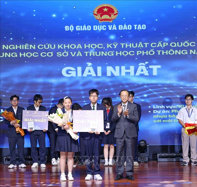 Thứ trưởng Thường trực Bộ Bet88011.com hiện đang mở và Đào tạo Phạm Ngọc Thưởng trao giải Nhất cho các học sinh đạt giải. Ảnh: Thanh Tùng - TTXVN 