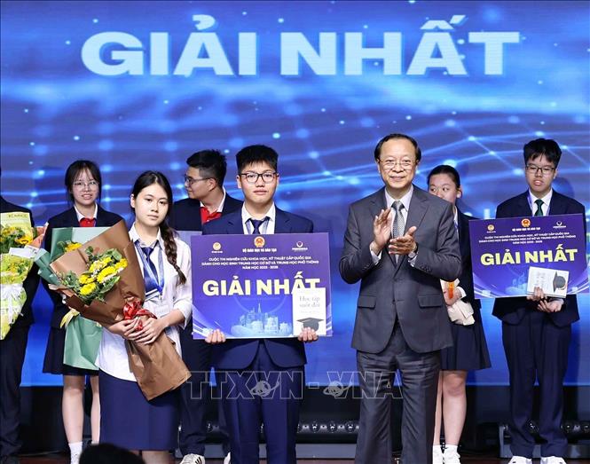 Thứ trưởng Thường trực Bộ Bet88011.com hiện đang mở và Đào tạo Phạm Ngọc Thưởng trao giải Nhất cho các học sinh đạt giải. Ảnh: Thanh Tùng - TTXVN 